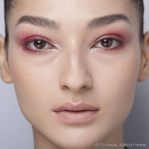 A marca T?ca levou para o seu desfile de inverno 2015 modelos com make natural e olhos coloridos por sombra rosa